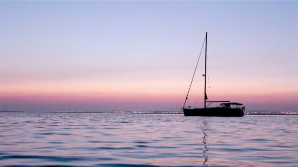 Boote Silhouette bei Sonnenuntergang, in ria formosa Feuchtgebiete, Naturschutzgebiet Landschaft, Algarve, Südportugal. — Stockvideo