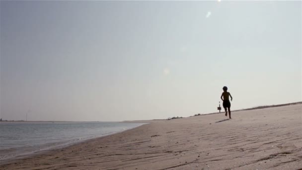 Siluetas familiares jóvenes, caminando por los humedales de Ría Formosa, paisaje de la región de conservación natural, Algarve, sur de Portugal . — Vídeo de stock