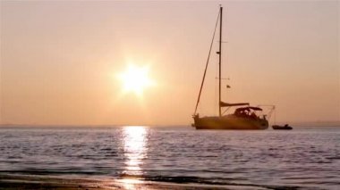 tekneler siluet, günbatımı, ria formosa sulak, doğal koruma bölge peyzaj, algarve, Güney Portekiz.