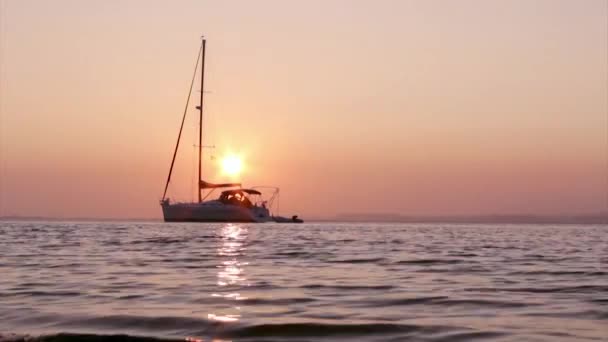 Boats silhouette at sunset, in Ria Formosa wetlands, natural conservation region landscape, Algarve, Southern Portugal. — Stock Video