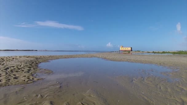 Zeitraffer des historischen Gebäudes der Rettungswache im Vordergrund, in der Fischerstadt Fuseta, Naturschutzpark ria formosa, Algarve. portugal — Stockvideo