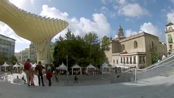 Sevilla, Španělsko - říjen 2014: Pan Timelapse zastřelil v Metropol slunečník v Plaza de la Encarnacion na 12 října 2014 v Sevilla, Španělsko. — Stock video