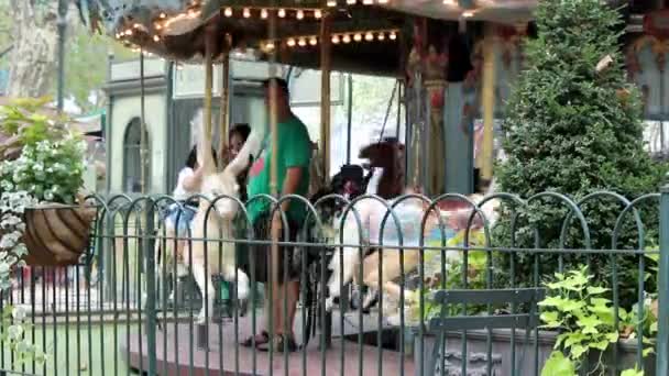 NEW YORK - SETTEMBRE 03: Giostra dei bambini al Bryant Park di New York il 03 settembre 2013 a New York — Video Stock