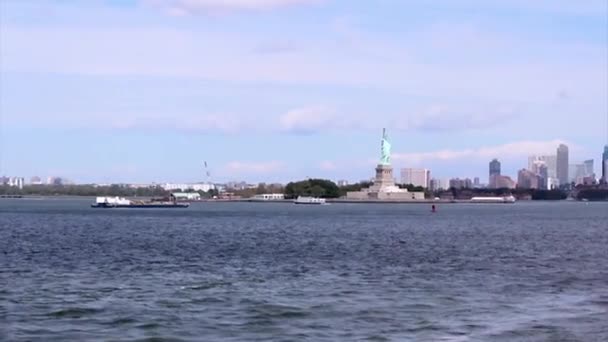 Socha svobody, neoklasicistní kolosální plastika na ostrově svobody ve středu přístav v New Yorku, Manhattan. — Stock video