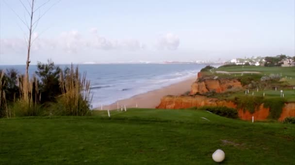 Paysage de terrain de golf de l'Algarve paysage, célèbre golf et destination nature, Portugal. (Timelapse) ) — Video