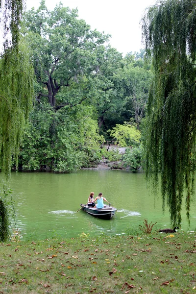 Människor i båt vid Central Park i en mulen höstdag — Stockfoto