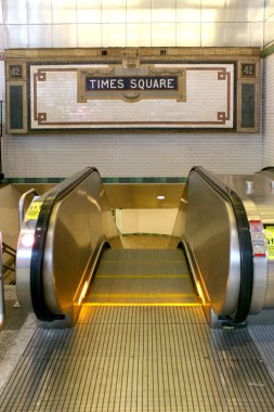 New York City istasyonu metro kiremit duvar tabelada Times Square.