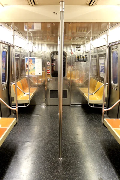 NUEVA YORK CITY - 01 DE SEPTIEMBRE: vagón de metro vacío el 01 de septiembre — Foto de Stock