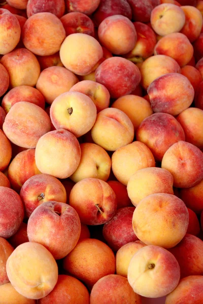 Fresh organic peaches  background, photo taken at local farmers — Stock Photo, Image
