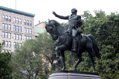 General George Washington atlı heykeli