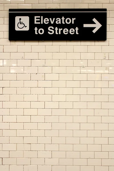 Señal direccional del metro de la estación de la ciudad de Nueva York en la pared . — Foto de Stock