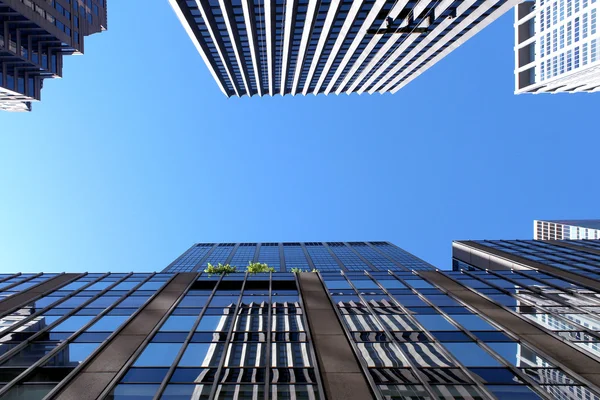 Bâtiments de bureaux modernes et fond de gratte-ciel — Photo