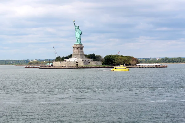 Estatua de la Libertad escultura, en la Isla de la Libertad en medio de — Foto de Stock