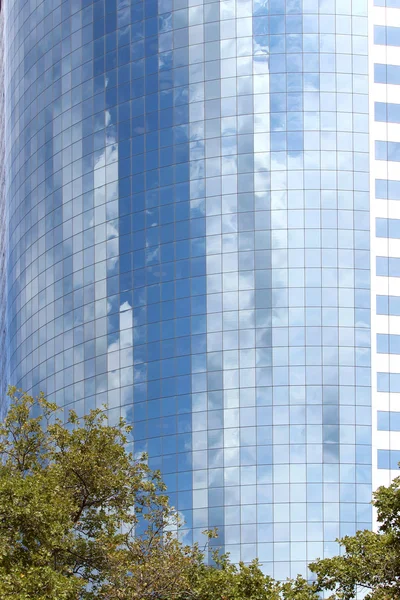 Edificios de oficinas modernos y fondo de rascacielos — Foto de Stock