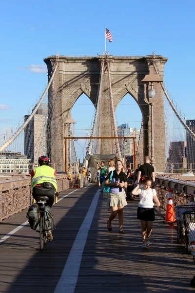Pasarela en el puente Brooklyn en la ciudad de Nueva York . —  Fotos de Stock