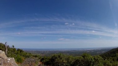 Portekiz Algarve ünlü hedef bölgesi kırsal hillside manzara pan timelapse