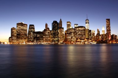 alacakaranlık güneş aşağı manhattan üzerinde ayarlar. ünlü new york l