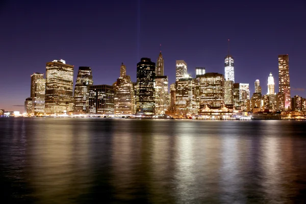 Twilight as the sun sets over Lower Manhattan. Famous New York l — Stock Photo, Image