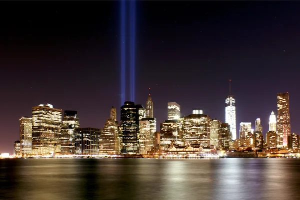 Twilight as the sun sets over Lower Manhattan. Famous New York l — Stock Photo, Image