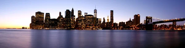 Twilight as the sun sets over Lower Manhattan. Famous New York l — Stock Photo, Image