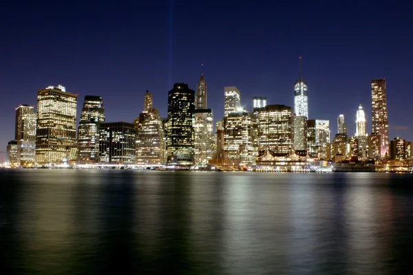 Twilight als de zon ondergaat over Manhattanse. beroemde new york l — Stockfoto
