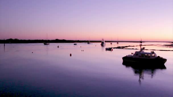 Crepúsculo em Quatro-Águas Porto recreativo e cais de barco de balsa para a ilha de Tavira na Reserva Natural da Ria Formosa. Algarve, Portugal . — Vídeo de Stock