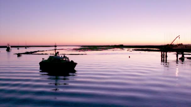 Atardecer en Quatro-Aguas Puerto Recreativo y muelle de ferry a la isla Tavira en la Reserva Natural de Ría Formosa. Algarve, Portugal . — Vídeos de Stock