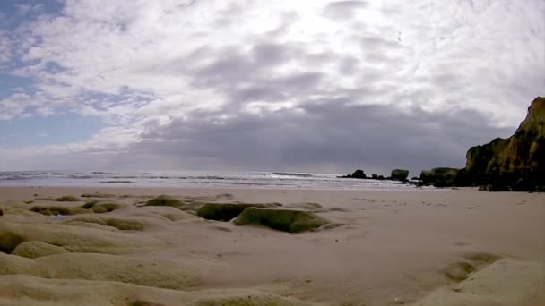 Algarve - západní pobřeží Atlantiku St. Eulalia Beach seascape timelapse — Stock video