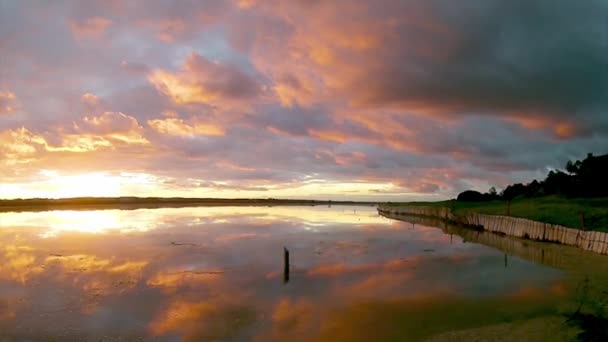 Algarve qdl Wolkenlandschaft Sonnenuntergang Zeitraffer im ria formosa Feuchtgebietsreservat, Südportugal, berühmtes Naturziel. — Stockvideo