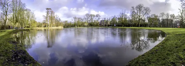 Rybník panoramatické krajiny Foto ve Vondelparku, Amsterdam. — Stock fotografie