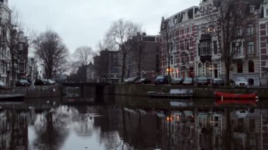 Erken sabah kış görünümü City Amsterdam kanallar..