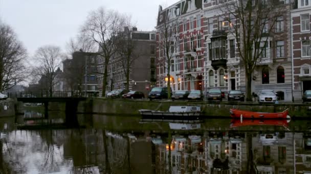 Vista de invierno temprano en la mañana en los canales de la ciudad Amsterdam . — Vídeo de stock