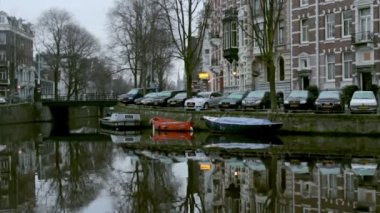 Erken sabah kış görünümü City Amsterdam kanallar..