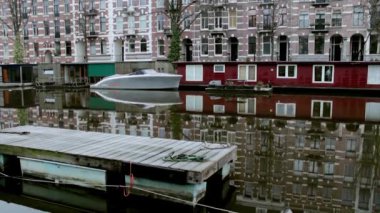 Erken sabah kış görünümü City Amsterdam kanallar..