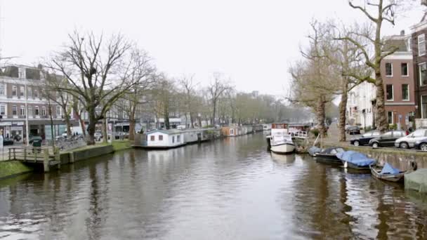 Vista de invierno temprano en la mañana en los canales de la ciudad Amsterdam . — Vídeo de stock