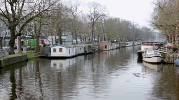 Tidigt morgon vintern syn på staden kanaler Amsterdam. — Stockvideo