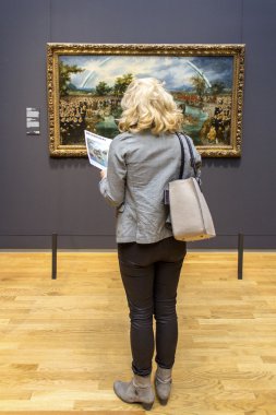 Amsterdam, Hollanda - Şubat 08: Rijksmuseum ziyaretçi