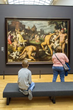 Amsterdam, Hollanda - Şubat 08: Rijksmuseum ziyaretçi