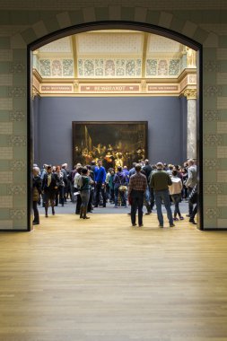 Amsterdam, Hollanda - Şubat 08: Rijksmuseum ziyaretçi