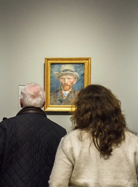 AMSTERDAM, NETHERLANDS - FEBRUARY 08: Visitor at Rijksmuseum — Stock Photo, Image