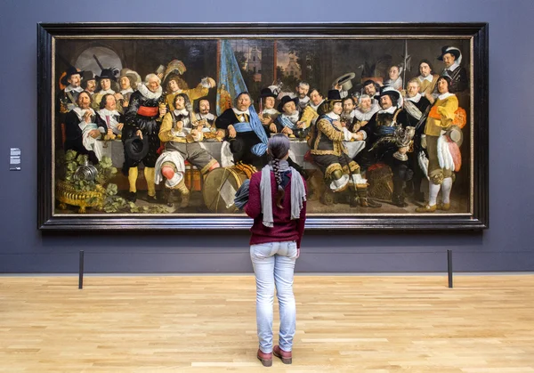 Amsterdam, Hollanda - Şubat 08: Rijksmuseum ziyaretçi