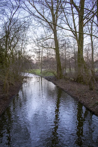 Twiligh i Vondelpark, Amsterdam. Är en offentlig stads park 47 h — Stockfoto