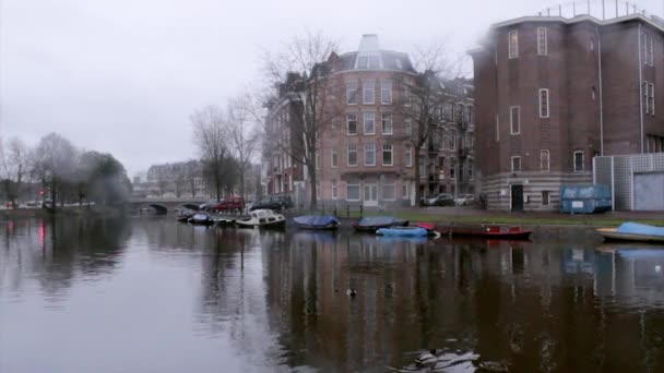 Vista de um dos famosos canais da cidade da Unesco — Vídeo de Stock