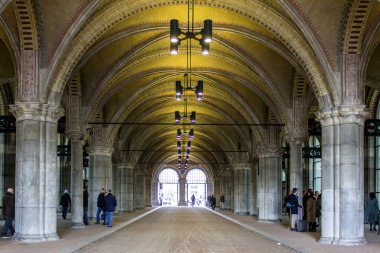 Amsterdam, Hollanda - Şubat 08: Rijksmuseum dış bicicle geçiş