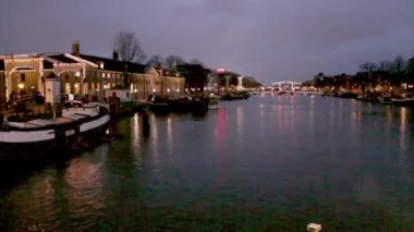 Magere Brug (ince köprü). Bir ünlü geleneksel çift yaprak Hollandalı Baskül köprü Hollanda'nın Amsterdam, Amstel Nehri'nin iki taraf bağlayan. Özgün köprü 1691 inşa edilmiş.