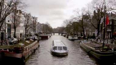 Amsterdam'ın Unesco Dünya Mirası şehir kanallarında (Prinsengracht) birini görüntüleyin