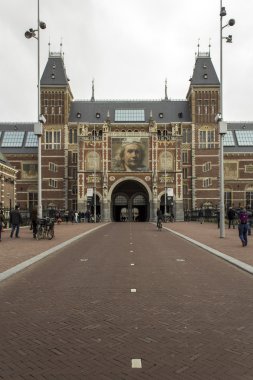 Amsterdam, Hollanda - Şubat 08: 08 Şubat 2015 tarihinde Amsterdam'da Rijksmuseum dış ziyaretçi.