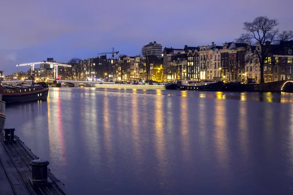 Magere Brug (Puente Flaco). Un famoso puente basculante holandés tradicional de doble hoja que conecta las dos orillas del río Amstel, en Ámsterdam, Holanda. El puente original fue construido en 1691 . — Foto de Stock