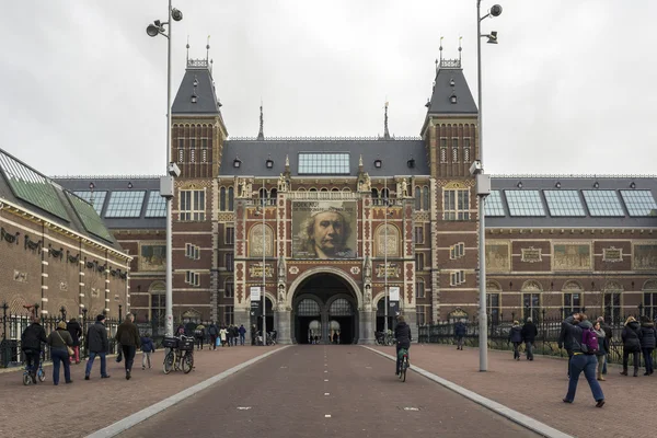 AMSTERDAM, PAÍSES BAJOS - 08 DE FEBRERO: Visitantes en el exterior del Rijksmuseum el 08 de febrero de 2015 en Ámsterdam . — Foto de Stock