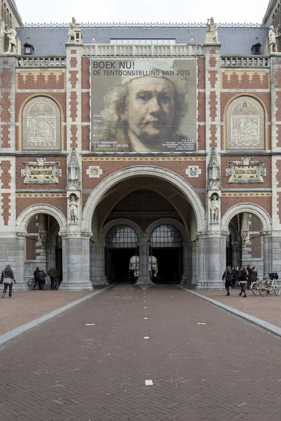 AMSTERDAM, PAÍSES BAJOS - 08 DE FEBRERO: Visitantes en el exterior del Rijksmuseum el 08 de febrero de 2015 en Ámsterdam . — Foto de Stock